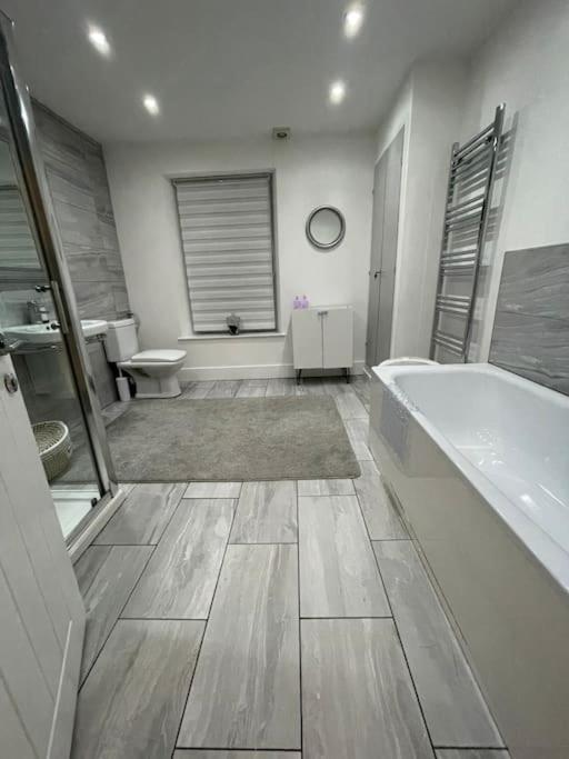 Modern, Spacious And Central Location Aberdare Exterior foto